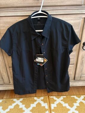 Stormtech Women's Short-Sleeve Button-Down Shirt in Black